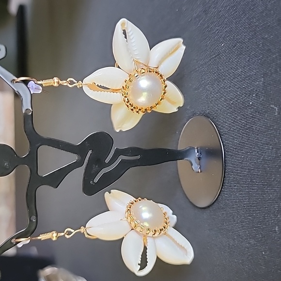 She'll style earrings - Picture 3 of 3